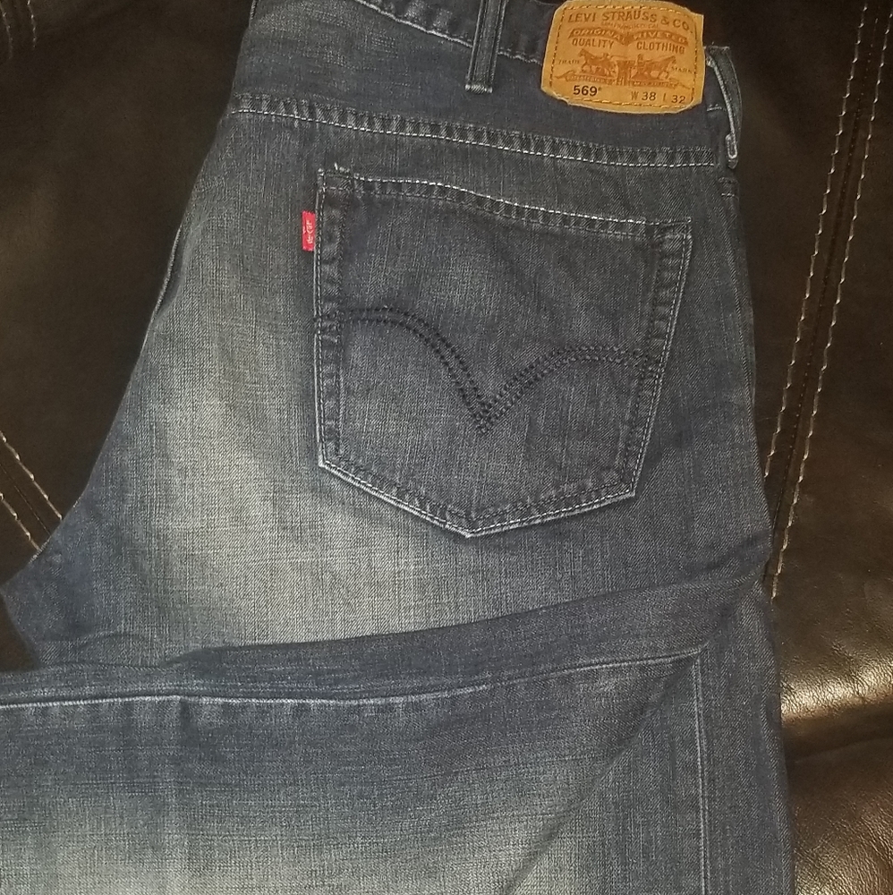 38W 32L Levi Jeans